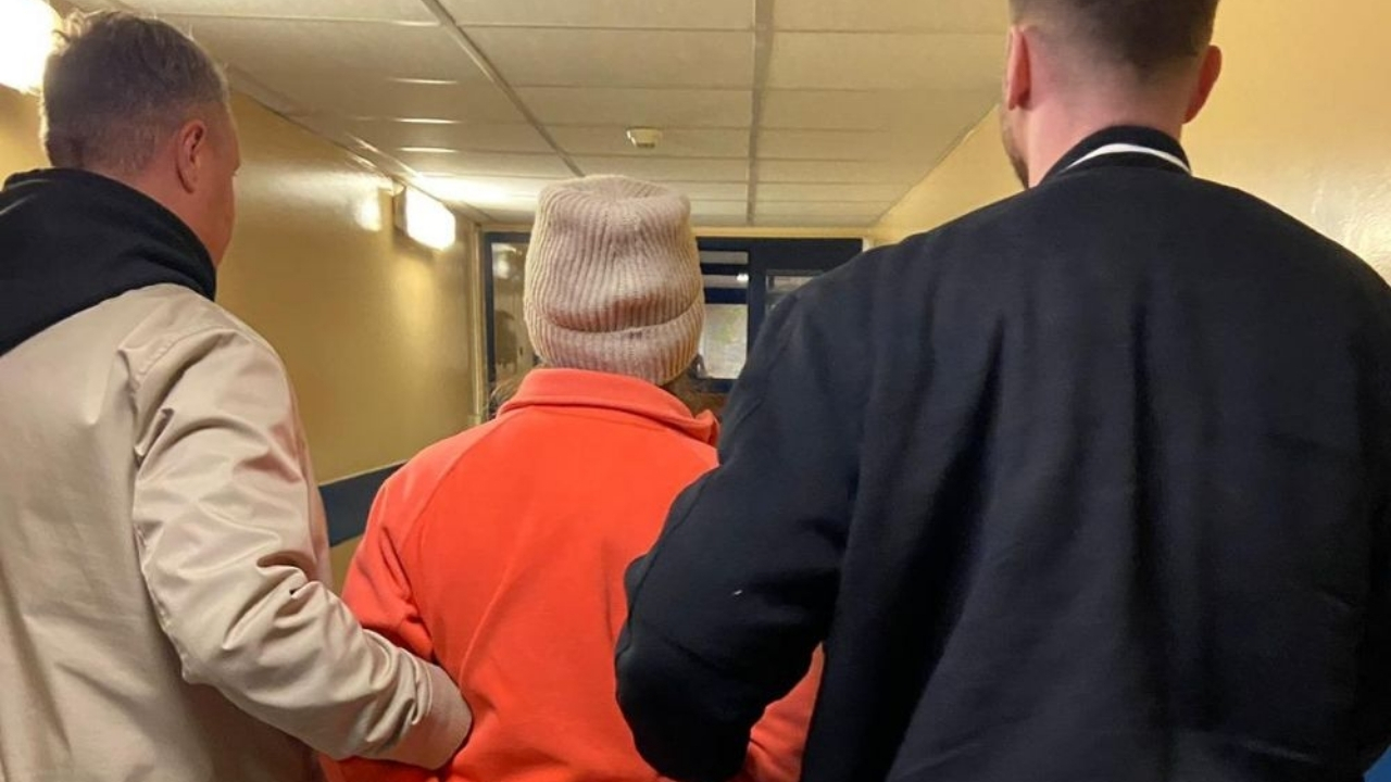 Odpowie za podpalenie włosów