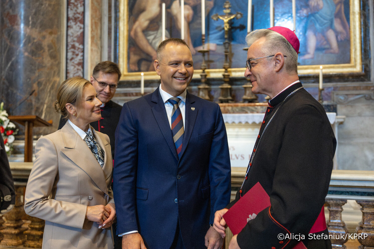 Prezydent Karol Nawrocki oddał hołd św. Janowi Pawłowi II. Złożył kwiaty na grobie Papieża w jego 106. rocznicę urodzin