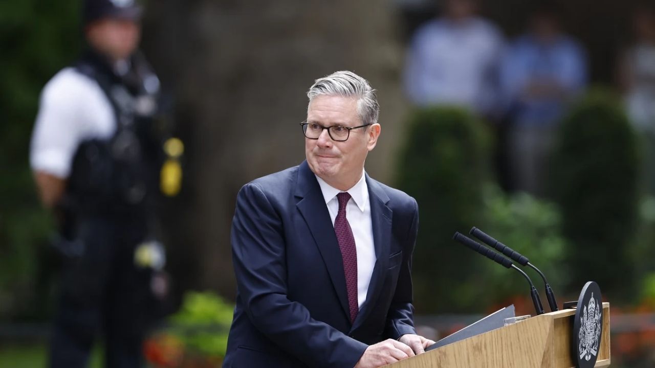 Keir Starmer poddał się do dymisji.