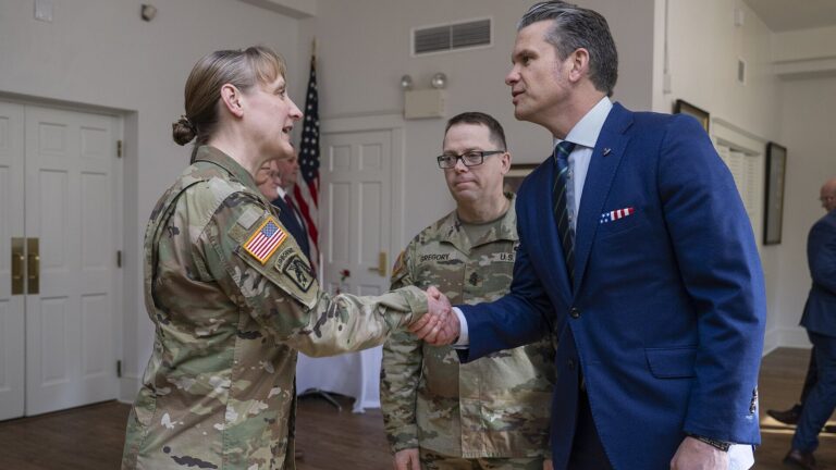 Sekretarz obrony Pete Hegseth wita się z żołnierzem armii USA w Army War College, w kwietniu 2025 r.