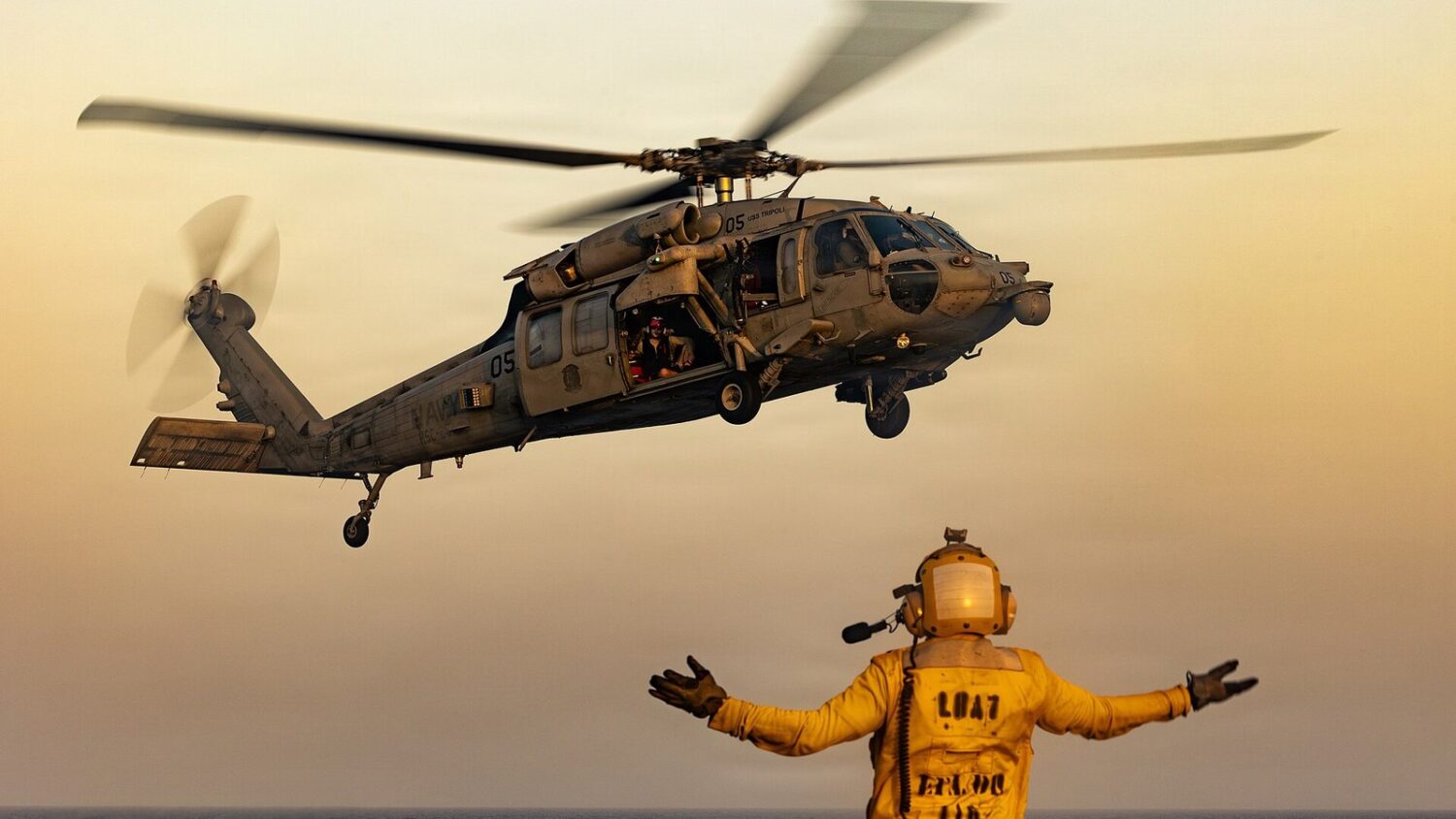 Śmigłowiec MH-60 Seahawk startuje z okrętu USS Tripoli na Morzu Arabskim; zdjęcie z 12 maja 2026 r.