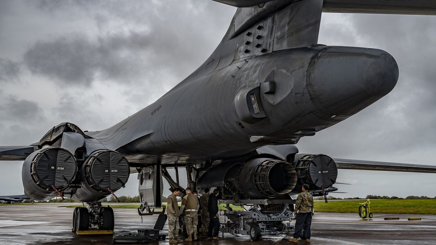 Lotnicy z USA wymieniają silnik bombowca B-1 Lancer na bazie RAF Fairford w Wielkiej Brytanii.