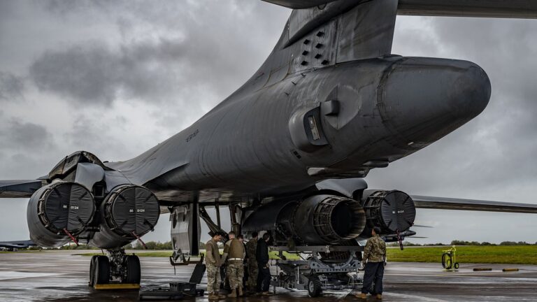 Lotnicy z USA wymieniają silnik bombowca B-1 Lancer na bazie RAF Fairford w Wielkiej Brytanii.