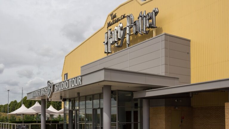 Wejście do studia Making of Harry Potter w Leavesden pod Londynem, z szyldem atrakcji nad przeszklonym holem.