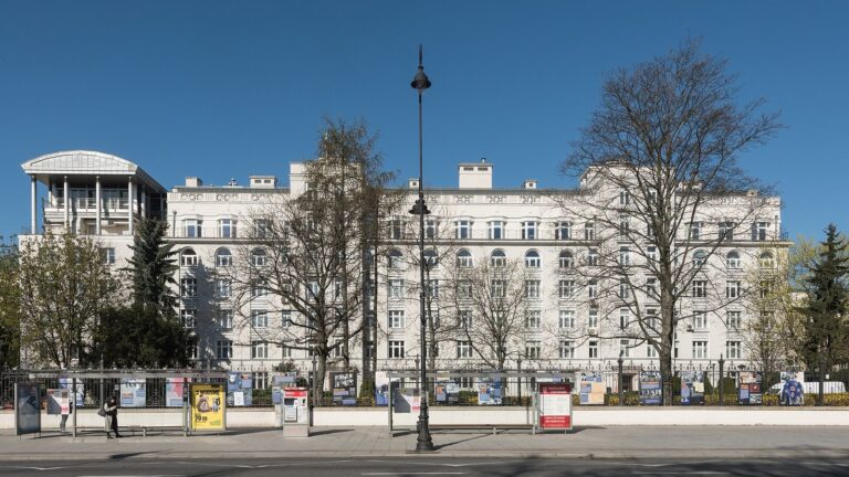 Gmach Ministerstwa Sprawiedliwości przy Alejach Ujazdowskich w Warszawie, widziany z chodnika obok przystanków