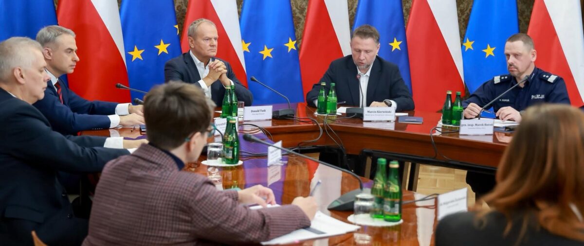 Premier Donald Tusk podczas narady z ministrami i przedstawicielami służb w sprawie ataków w szkołach