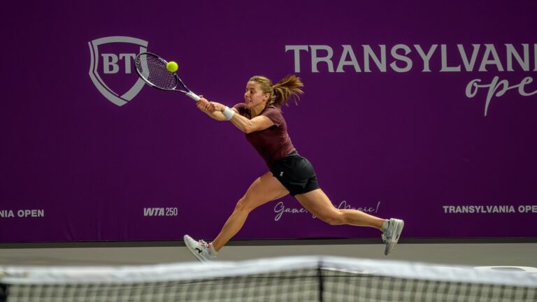 Maja Chwalińska w wyskoku odbija piłkę podczas meczu turnieju Transylvania Open w Klużu-Napoce