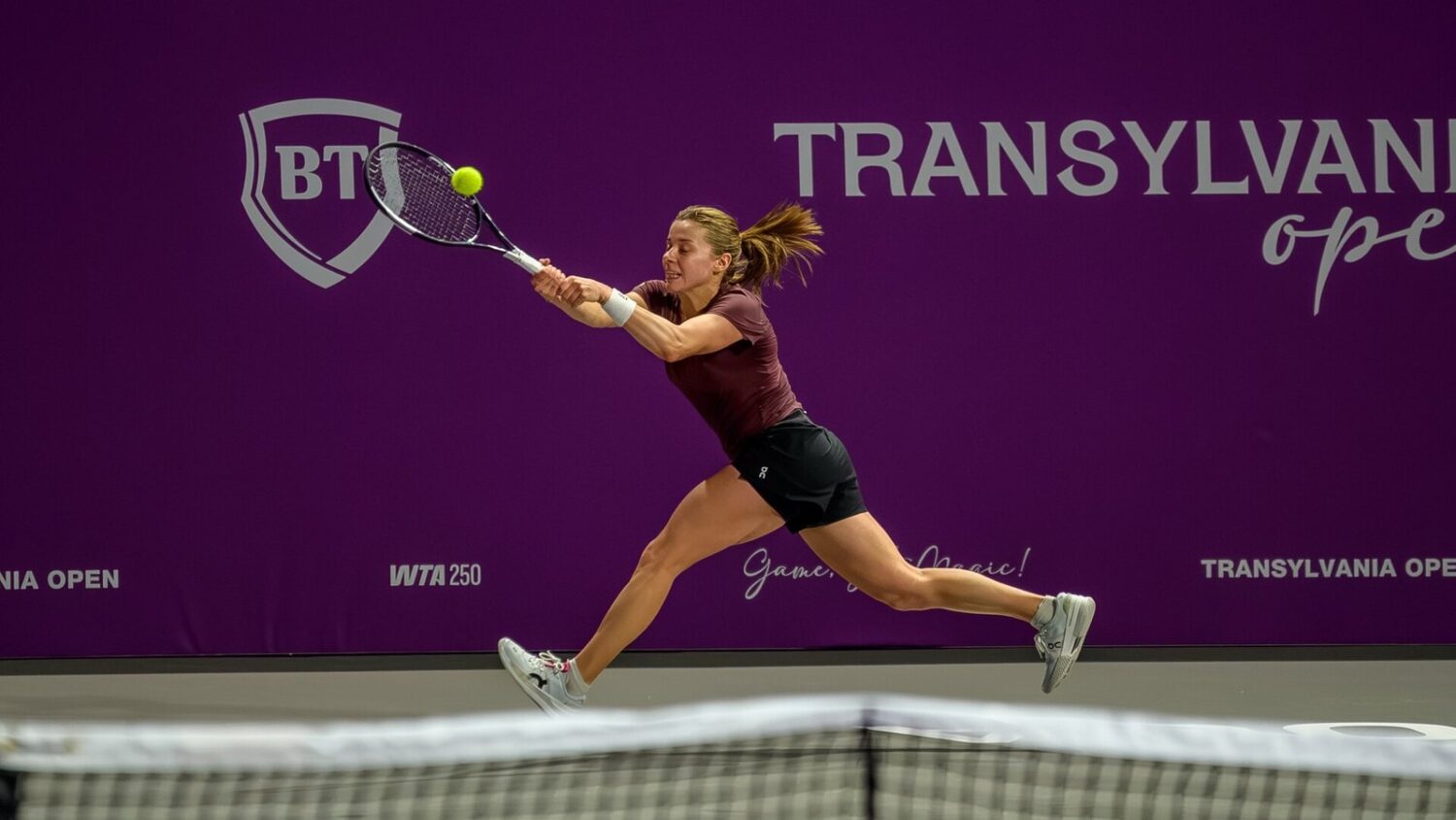 Maja Chwalińska w wyskoku odbija piłkę forhendem podczas meczu z Marą Gae na turnieju Transylvania Open w Rumunii.