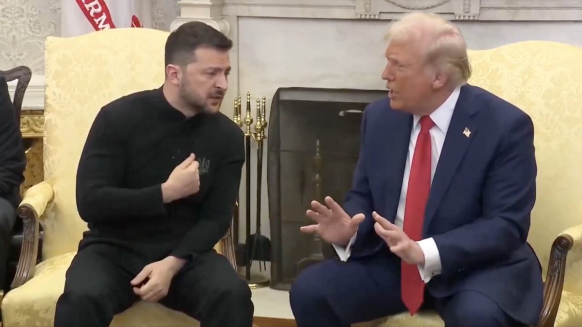 Wołodymyr Zełenski i Donald Trump w Białym Domu; Zełenski kładzie dłoń na piersi, Trump gestykuluje podczas rozmowy.