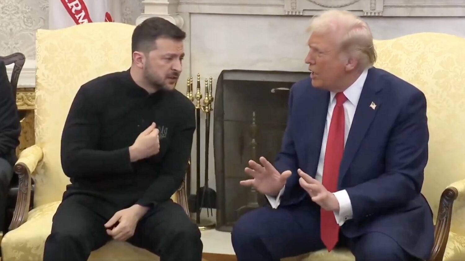 Wołodymyr Zełenski i Donald Trump w Białym Domu; Zełenski kładzie dłoń na piersi, Trump gestykuluje podczas rozmowy.