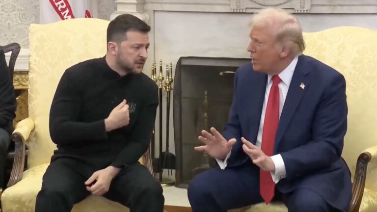 Wołodymyr Zełenski i Donald Trump w Białym Domu; Zełenski kładzie dłoń na piersi, Trump gestykuluje podczas rozmowy.