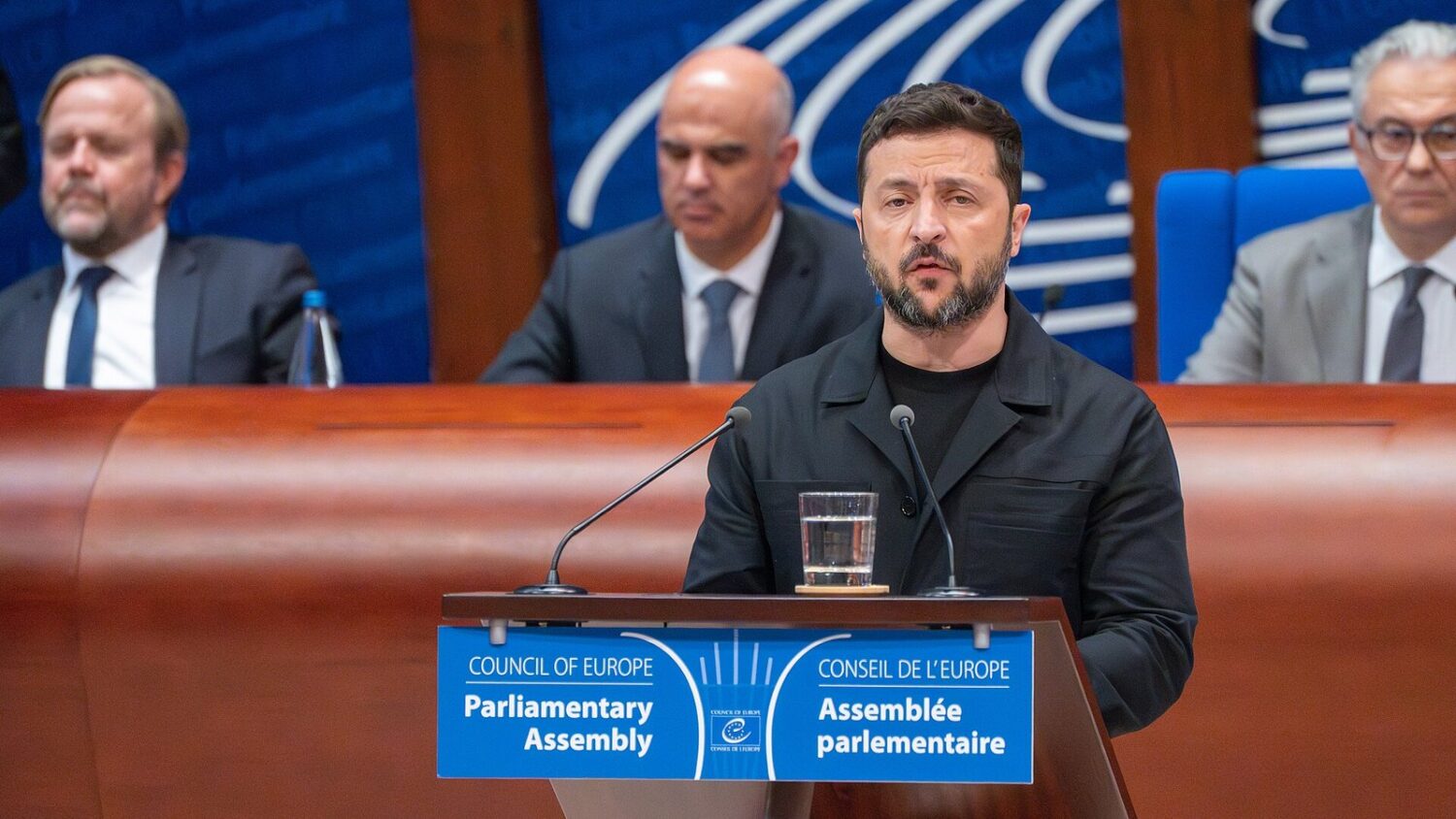 Wołodymyr Zełenski przemawia z trybuny w Zgromadzeniu Parlamentarnym Rady Europy w Strasburgu.
