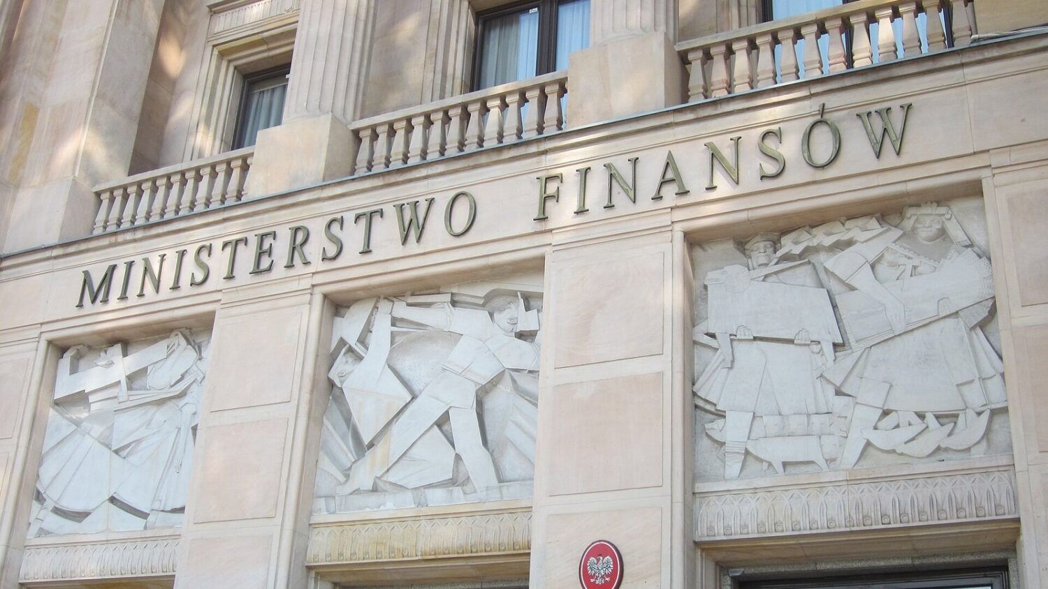 Napis „Ministerstwo Finansów” na elewacji gmachu w Warszawie, przy ul. Świętokrzyskiej, nad płaskorzeźbami.